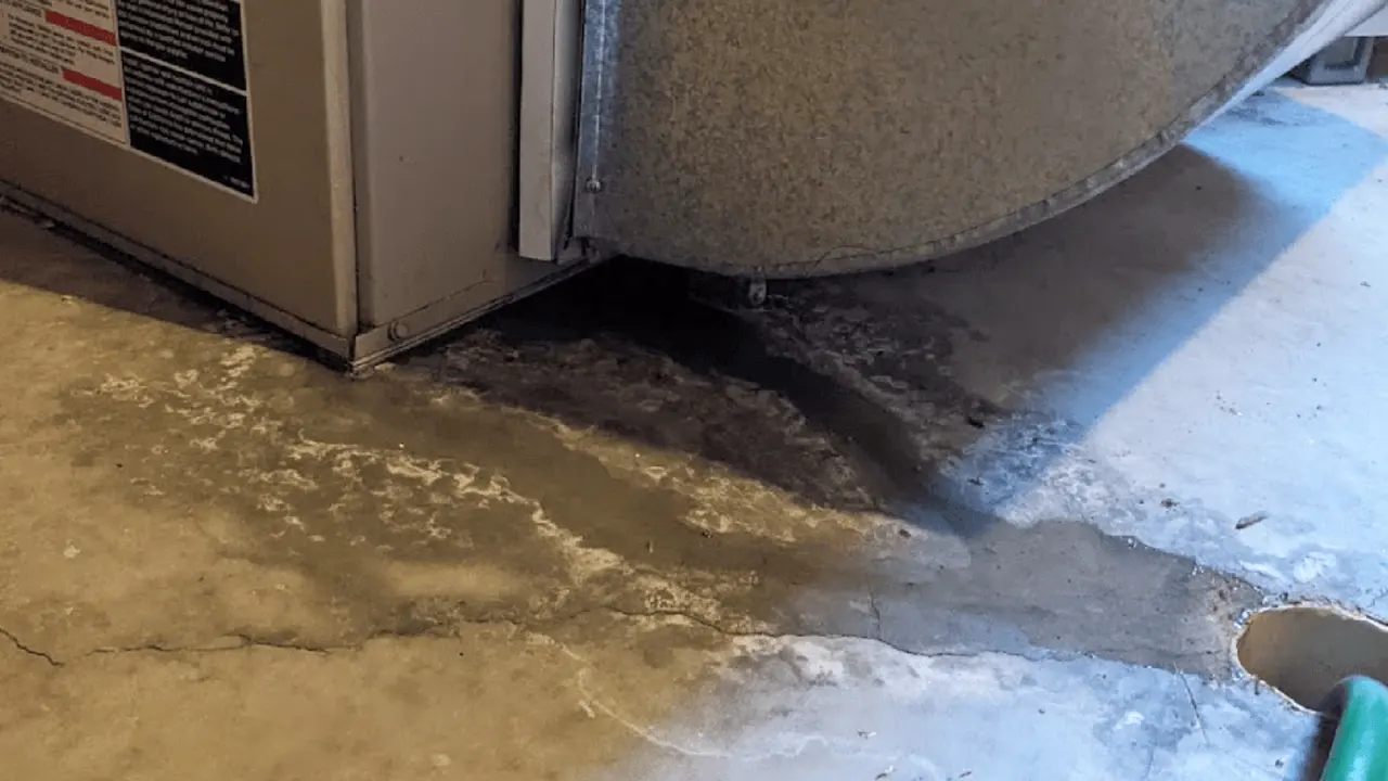 penyebab air conditioner keluar air